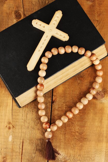 Photo le chapelet en bois et la sainte bible sur fond de bois libre