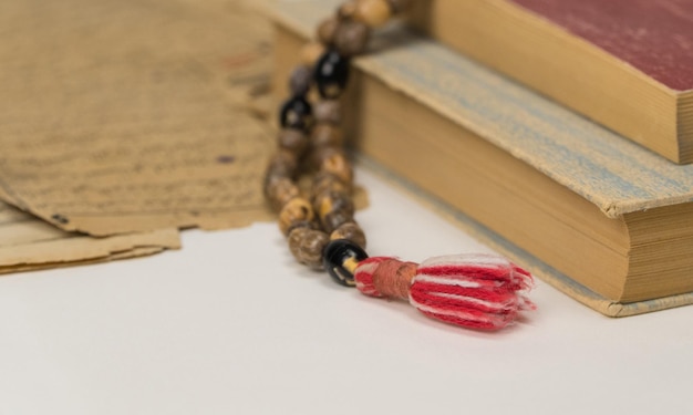 Chapelet musulman avec Coran et feuilles avec des écritures arabes anciennes