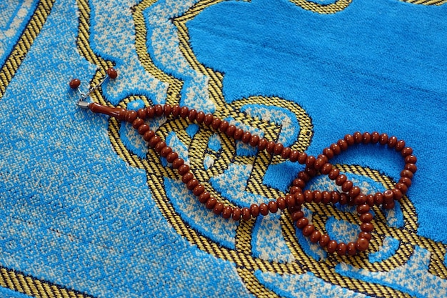 Un chapelet de prière et un tapis de prière dans un musulman39s main libre de chapelet et tapis de prière dans l'Islam