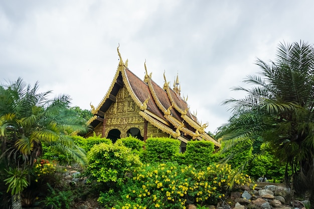 Chapelle de l&#39;architecture en bois de teck Lanna. Temple de Phra That Pha Ngao (Ombre).