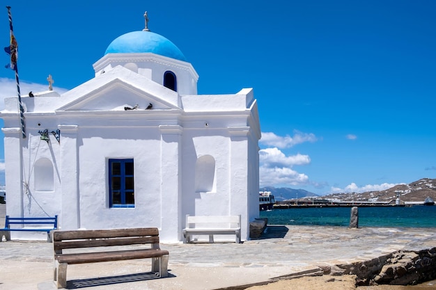 Chapelle blanche sur un ciel bleu clair Église avec un dôme bleu dans la ville de Chora Mykonos Grèce