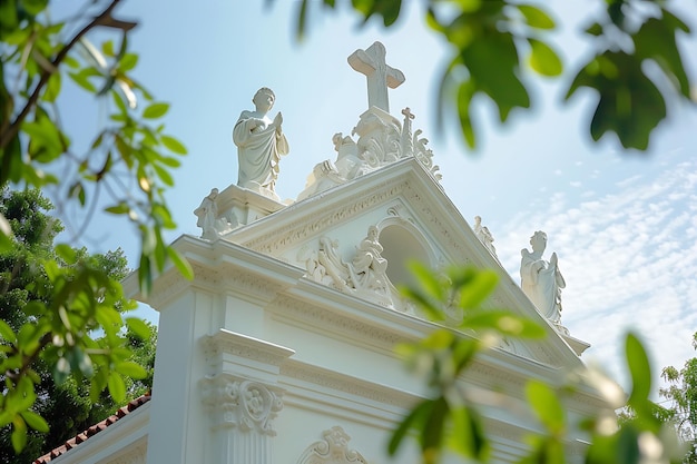 Photo la chapelle blanche avec des statues