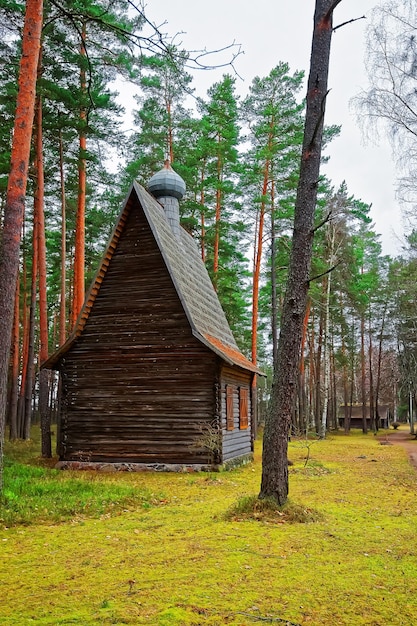 Chapelle en bois dans le village ethnographique en plein air de Riga, Lettonie, pays balte