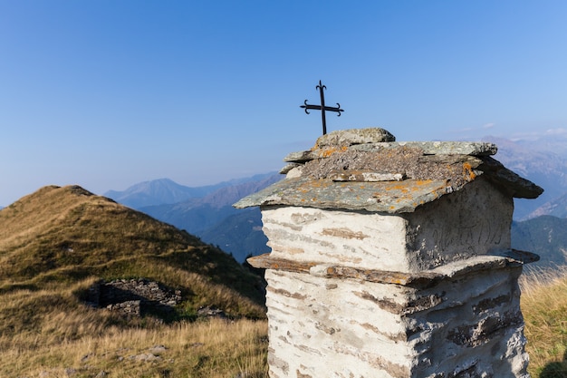 Chapelle chrétienne pendant une journée ensoleillée sur les Alpes italiennes - concept de foi