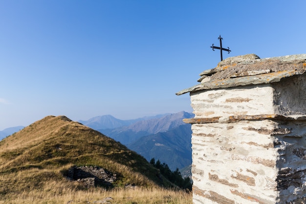 Chapelle chrétienne pendant une journée ensoleillée sur les Alpes italiennes - concept de foi