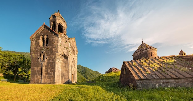 La chapelle et le clocher sont seuls sur le territoire du monastère de Haghpat en Arménie Concept de tourisme et de pèlerinage