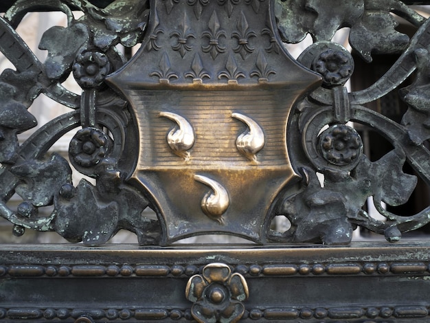 La chapelle de Colleoni est le symbole des trois boules.