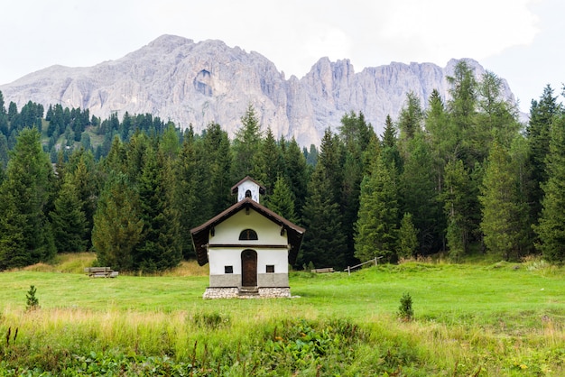 Chapelle dans les Dolomites