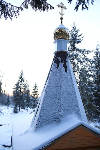 chapelle dans la forêt d'hiver