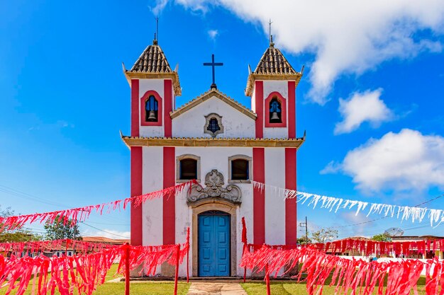 Chapelle décorée de rubans pour une célébration religieuse dans la ville de Lavras Novas dans le Minas Gerais