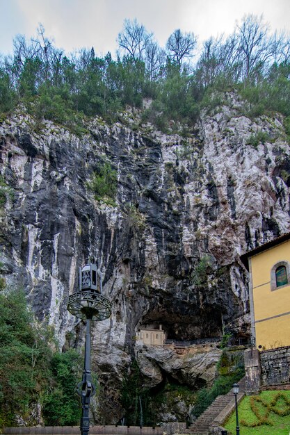 Chapelle dédiée à la Santina dans la grotte sainte de Covadonga Asturias Espagne