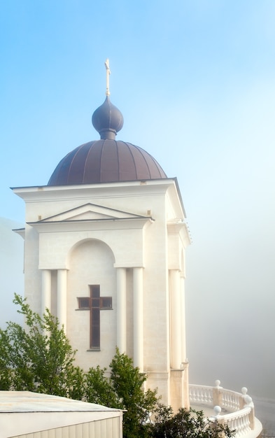 Chapelle de l'église orthodoxe de montagne, Crimée, Ukraine, coup de matin brumeux de printemps.