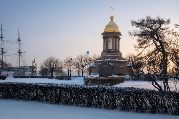 Chapelle de l'église de la Sainte-Trinité sur la place de la Trinité un matin d'hiver ensoleillé à Saint-Pétersbourg, Russie
