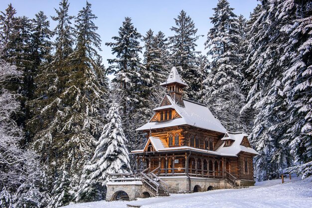 Chapelle Jaszczurowka à Zakopane Pologne au paysage d'hiver