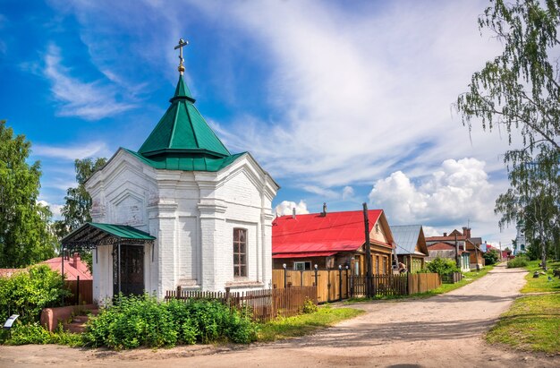 Chapelle Nikolskaya dans la ville de Plyos et rue Varvarinskaya avec des maisons en bois sur une journée ensoleillée d'été