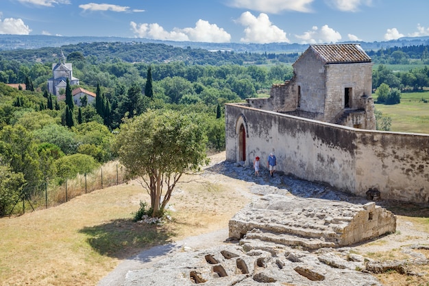 Chapelle et ruines du cimetière de l'abbaye de Montmajour près d'Arles France ancien monastère médiéval