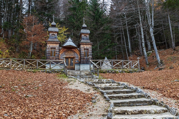 Chapelle russe construite dans la forêt dans les Alpes slovènes