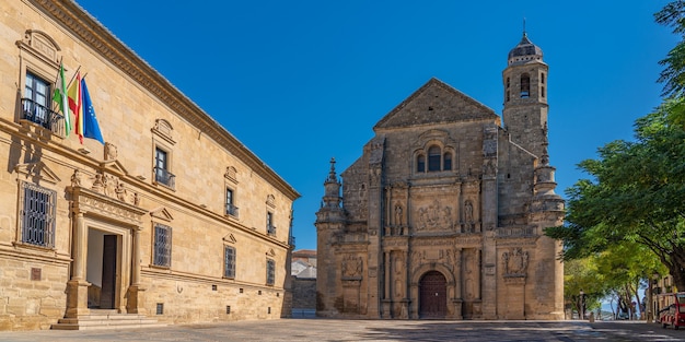 Photo la chapelle sacrée d'el salvador ,capilla del salvador, et la plaza de vazquez de molina, ubeda, province de jaén, andalousie, espagne, europe de l'ouest.