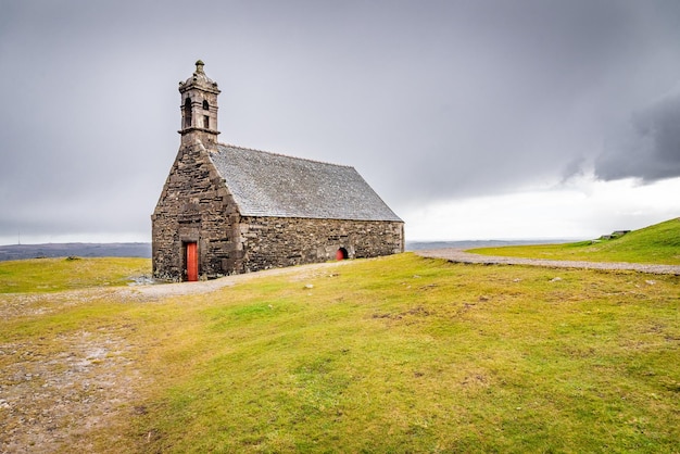 La chapelle SaintMichel de Braspart est située au sommet d'une colline qui domine le lac de Brennilis