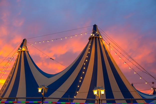 Chapiteau de cirque dans un ciel coucher de soleil dramatique coloré