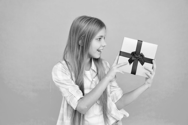 Chaque enfant rêve d'une telle surprise Anniversaire fille porte un cadeau Faire des cadeaux Liste de souhaits d'anniversaire Bonheur et joie Concept de joyeux anniversaire Agréable surprise