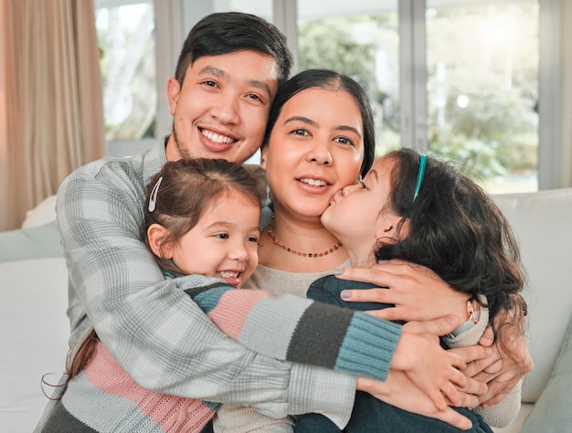 Chaque jour une aventure avec des filles. Portrait d'une jeune famille se liant sur le canapé à la maison.