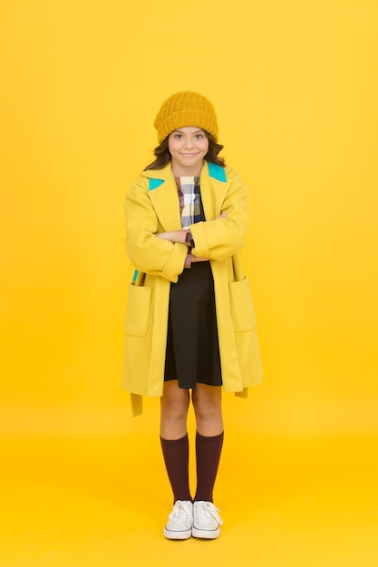 Chaque jour est un défilé de mode. Petit écolier sur fond jaune fashion automne. Petit modèle à la mode avec un joli look fashion. Retour à l'école. Étudiez dans la mode.