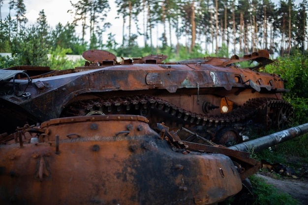 Le char moderne brisé et brûlé de l'armée russe en ukraine pendant la guerre en