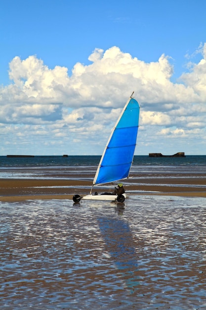 Char à voile sur Gold Beach en Normandie