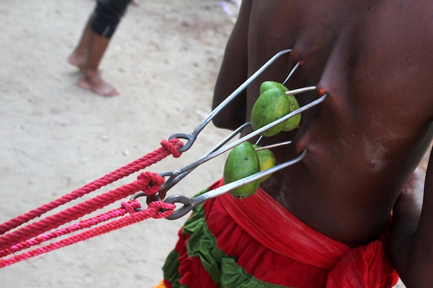 Photo charak puja - un rituel douloureux