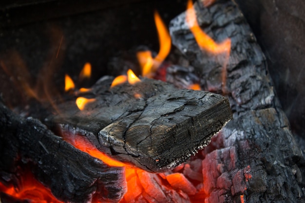 Charbon de bois brûlant chaud, flamme de feu