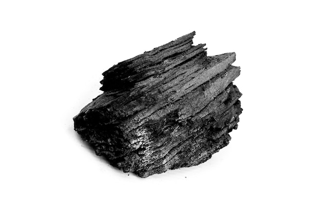 Charbon de bois naturel isolé sur fond blanc charbon de bois traditionnel ou charbon de bois dur