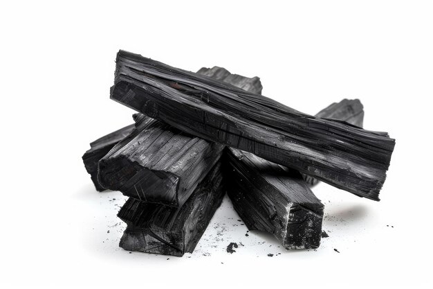 Charbon de bois naturel noir de qualité isolé sur fond blanc