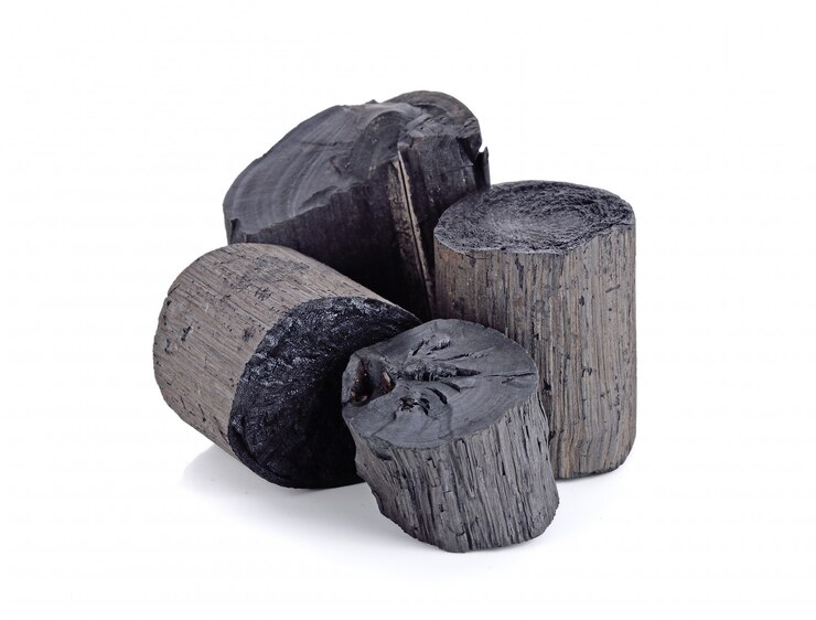 charbon de bois noir naturel isolé sur blanc