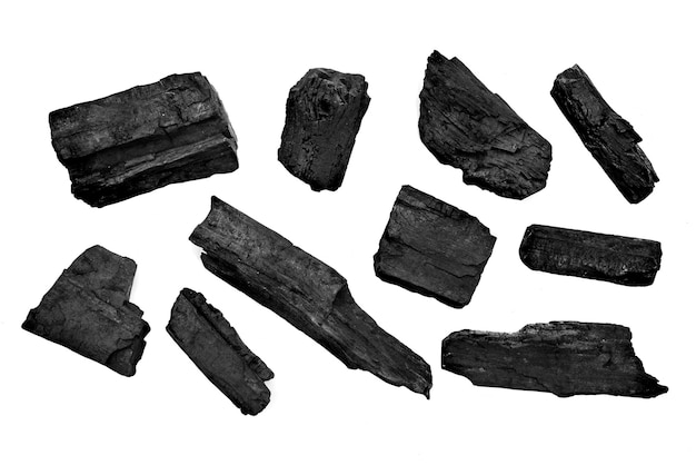 Charbon de bois noir naturel d'un vieil arbre Charbon d'énergie de bois élevé pour le chauffage en hiver ou pour le ménage