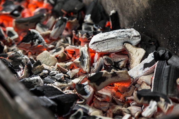 Charbons de bois chauds au barbecue