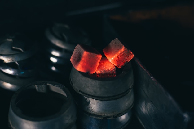 Des charbons rouges pour narguilé en coupe