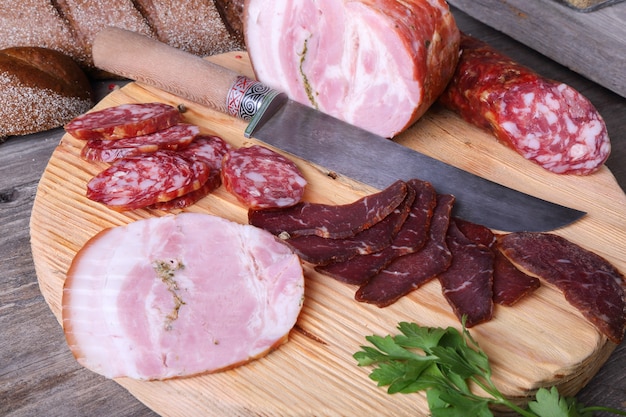 Charcuterie tranchée sur une planche à découper vue de dessus