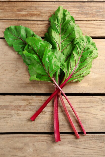 Photo chard frais sur une table en bois en gros plan