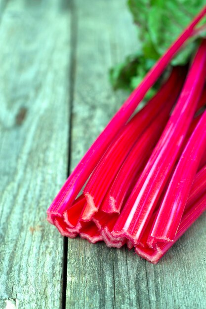 Photo charde rouge sur la table en bois