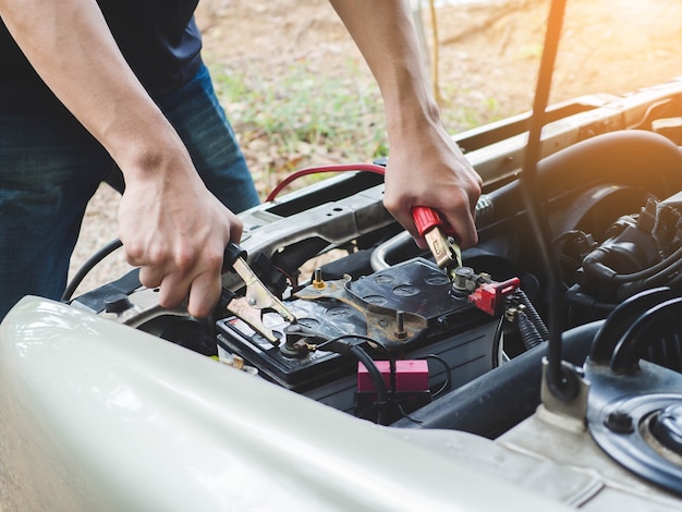 Charge de la batterie de la voiture avec des câbles de dérivation d&#39;auge électrique