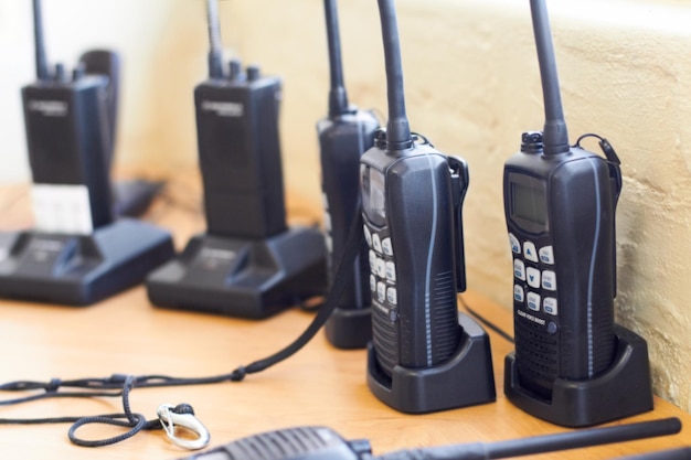 Charge radio et talkie-walkie pour équipement de communication et batterie avec connexion Outils technologiques et récepteur avec émetteur portable et sécurité avec protection énergie et réseau