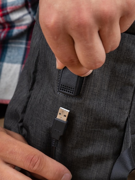 Charge USB dans un sac à dos gris en gros plan