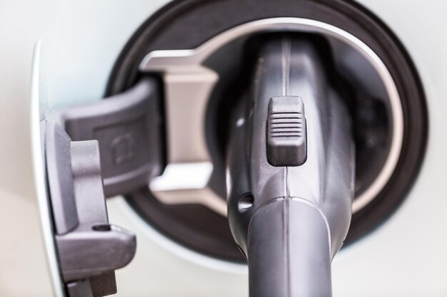 Charge de voiture électrique dans un garage résidentiel.