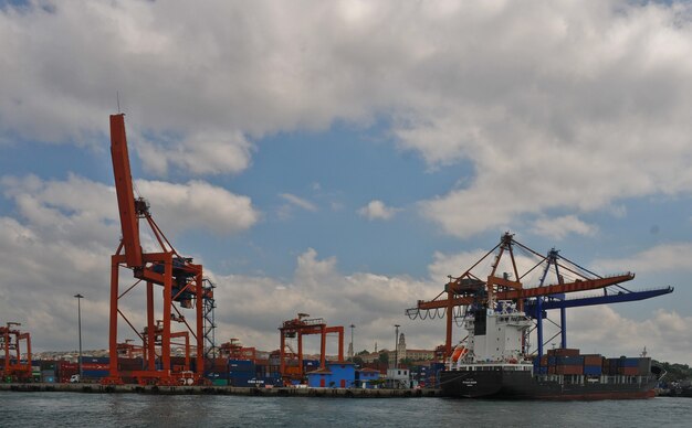 Chargement de la barge sur la jetée d'Istanbul