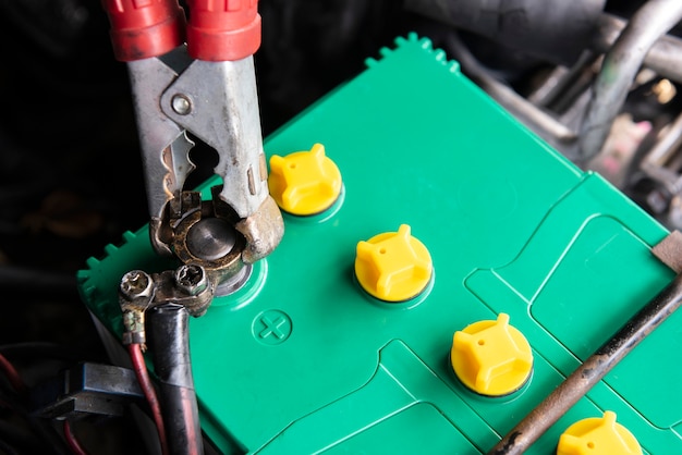 Photo chargement de la batterie de la voiture avec des fils de pontage de rail électrique