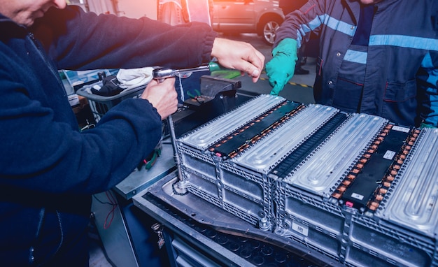 Chargement des batteries du moteur électrique. Démontage de la batterie