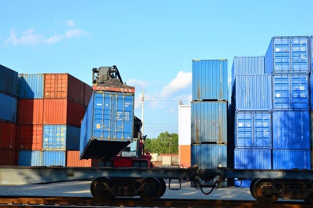 Photo chargement de boîtes de conteneurs sur camion dans la logistique d'import-exportation conception de la logistique commerciale