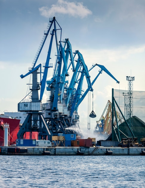 Chargement du charbon à un navire de soutage au port