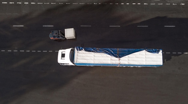 Chargement du chargeur de camion dans la vue de dessus du centre logistique